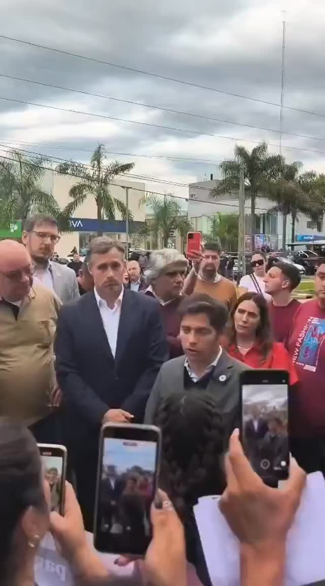 Axel Kicillof solidarizándose con trabajadores despedidos