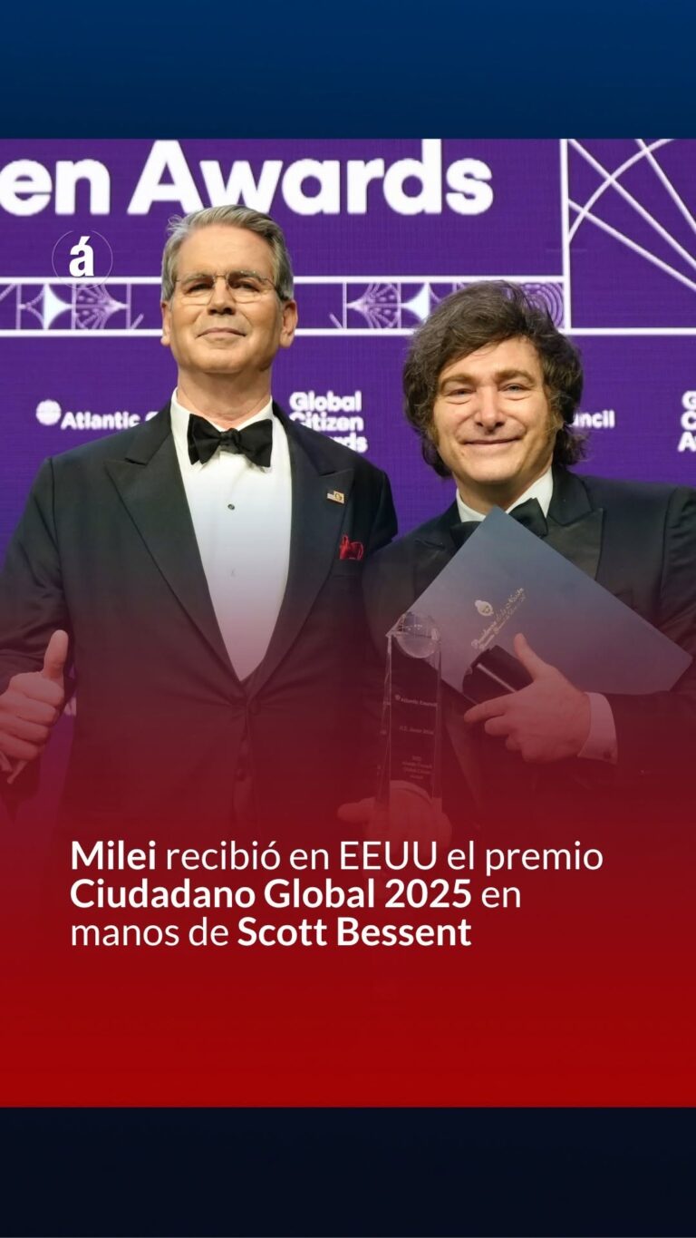 Javier Milei en la gala del Atlantic Council recibiendo el premio de Scott Bessent