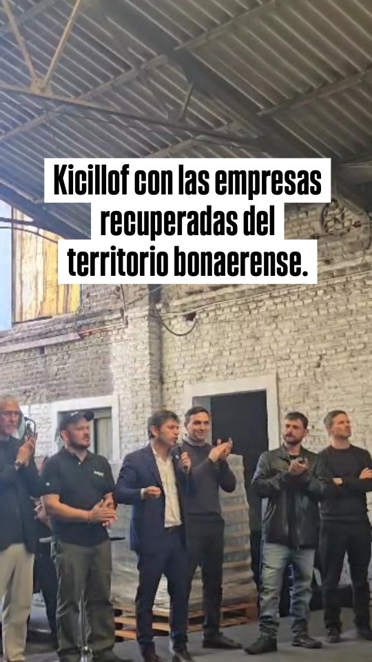 Axel Kicillof con trabajadores de la Cooperativa Cristal Avellaneda