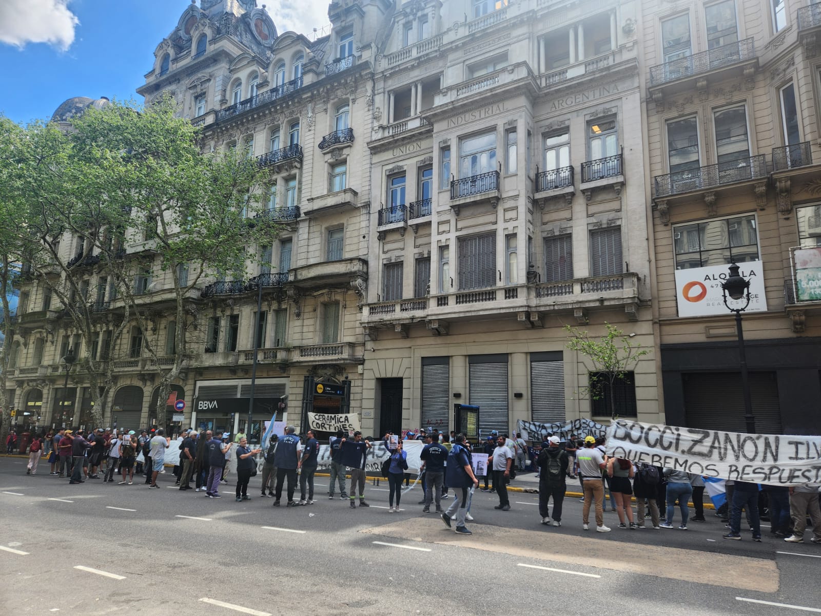 Protesta de ceramistas por despidos en la UIA