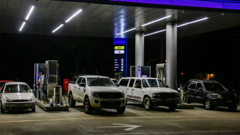 Estación de servicio YPF con surtidores de nafta