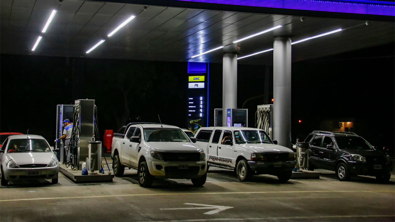 Estación de servicio YPF con surtidores de nafta