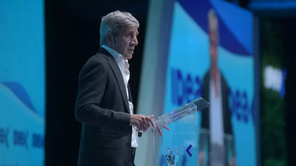 Ministro de Hacienda Luis Caputo discutiendo reformas