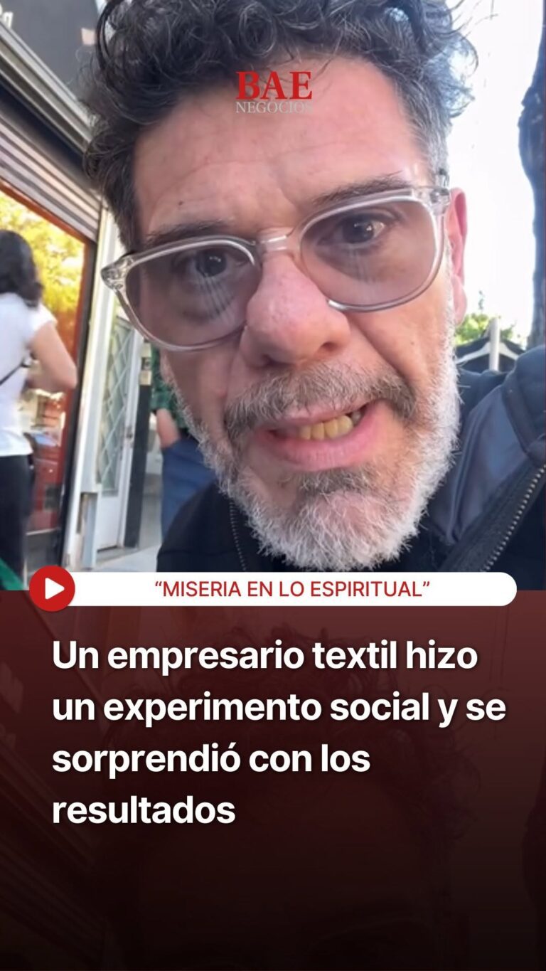 Gustavo Zuviria con percheros de ropa gratuita