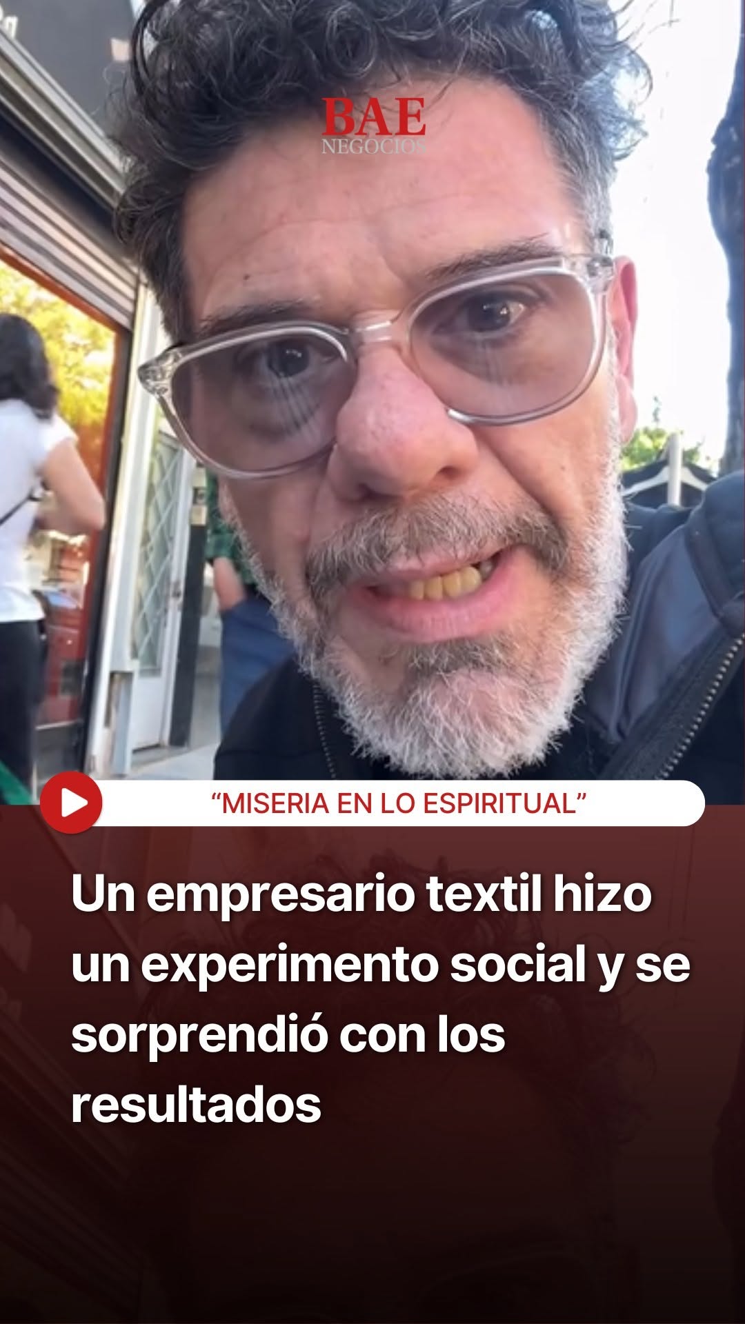 Gustavo Zuviria con percheros de ropa gratuita