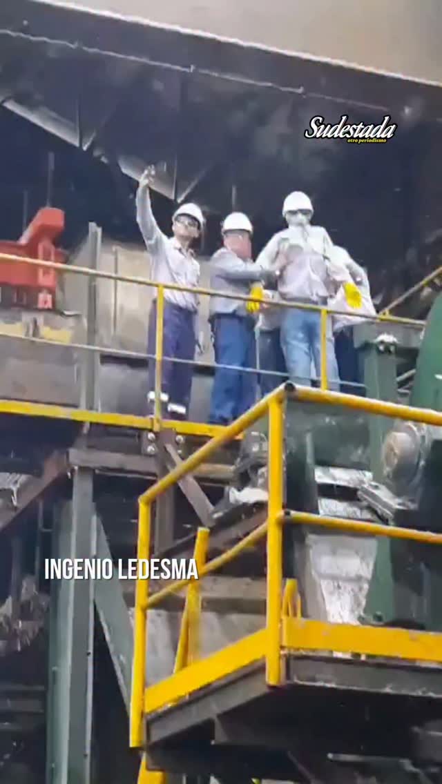 Muñeco vestido de trabajador siendo arrojado a una picadora industrial en Ledesma