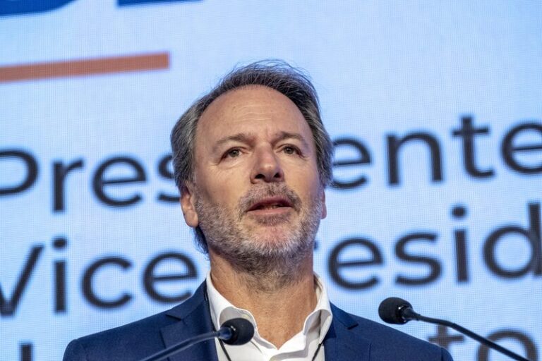 Juan Martín de la Serna hablando sobre regulaciones para plataformas chinas de comercio electrónico