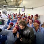 Presidente Javier Milei durante su visita a la planta Newsan en Ushuaia