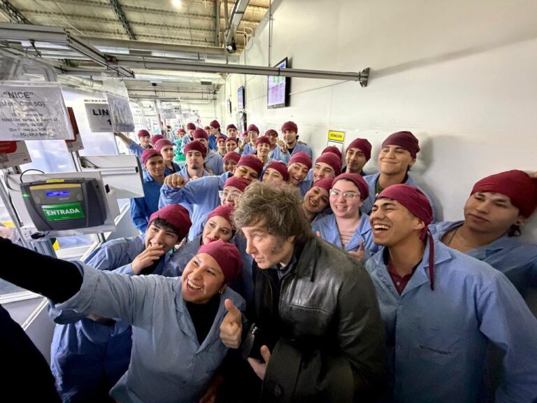 Presidente Javier Milei durante su visita a la planta Newsan en Ushuaia