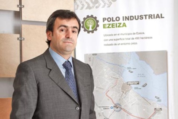 Martin Rapallini presidente de la Unión Industrial Argentina mostrando los polos industriales