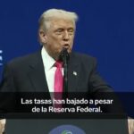 Donald Trump señalando mientras critica a Scott Bessent