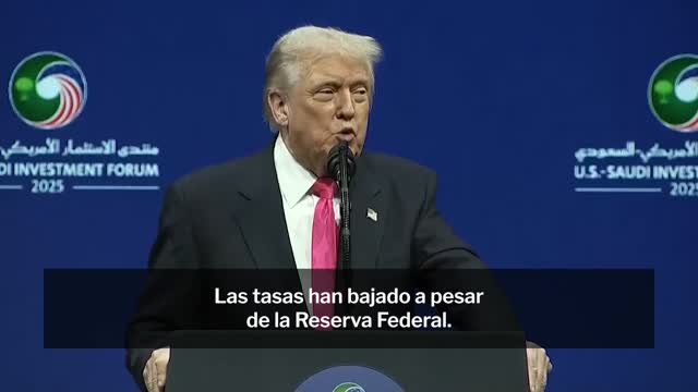 Donald Trump señalando mientras critica a Scott Bessent