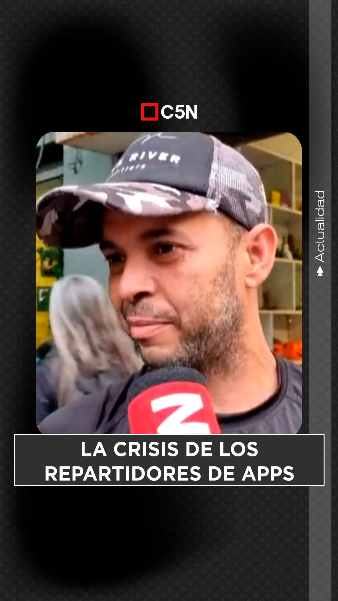 Delivery en bicicleta realizando una entrega con mochila térmica en barrio urbano