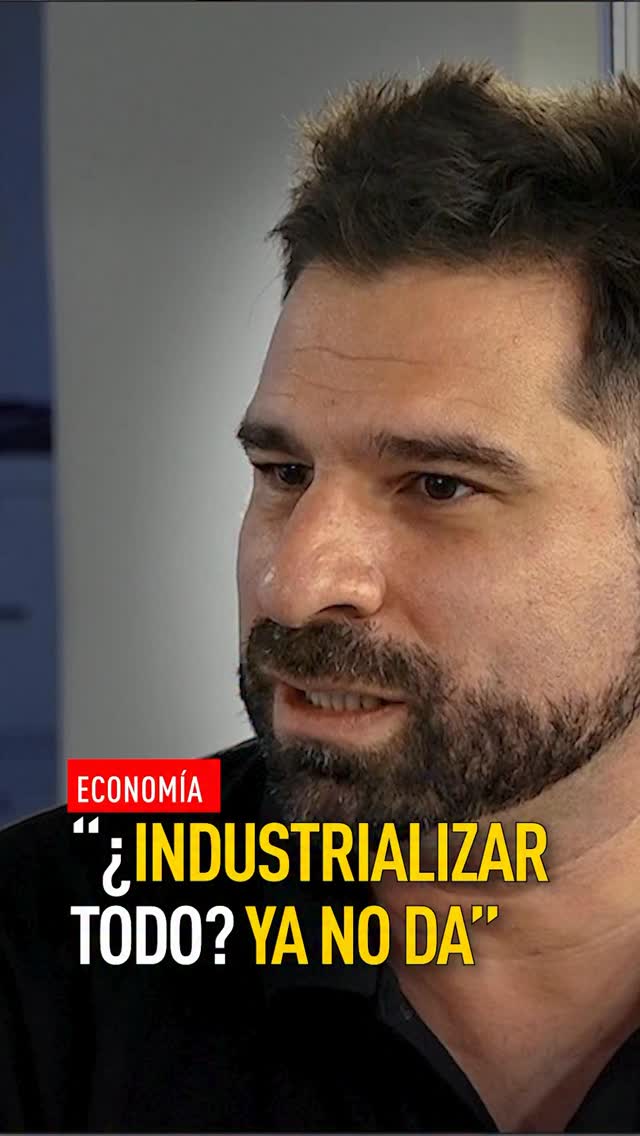 Productos alimenticios importados en góndolas de supermercado en Argentina