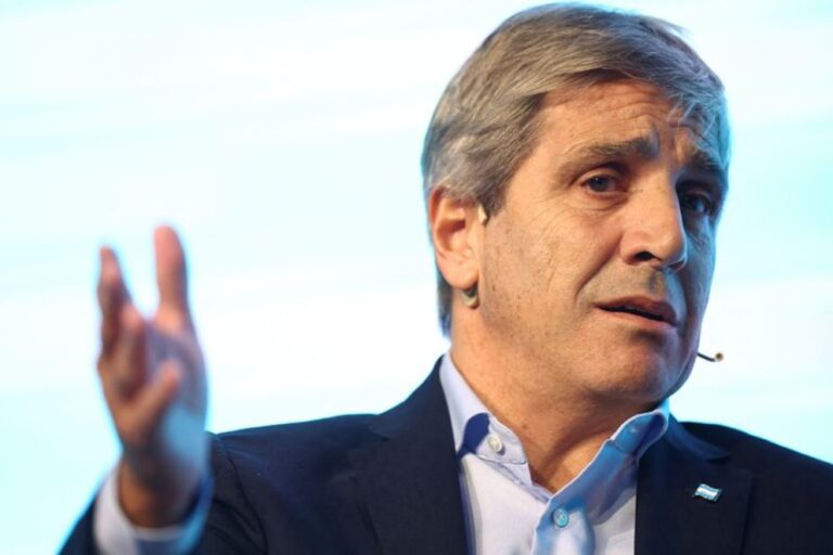 Luis Caputo negociando créditos con bancos para bajar el riesgo país