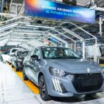 Imagen de la planta Peugeot de Palomar paralizada para mantenimiento y vacaciones