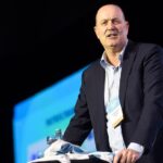 Posteo de Federico Sturzenegger mostrando un gráfico sobre exportaciones e importaciones, clave para entender el turismo internacional y su impacto en la economía