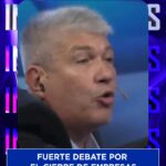 Panelistas discutiendo cierre de empresas y empleo en debate económico