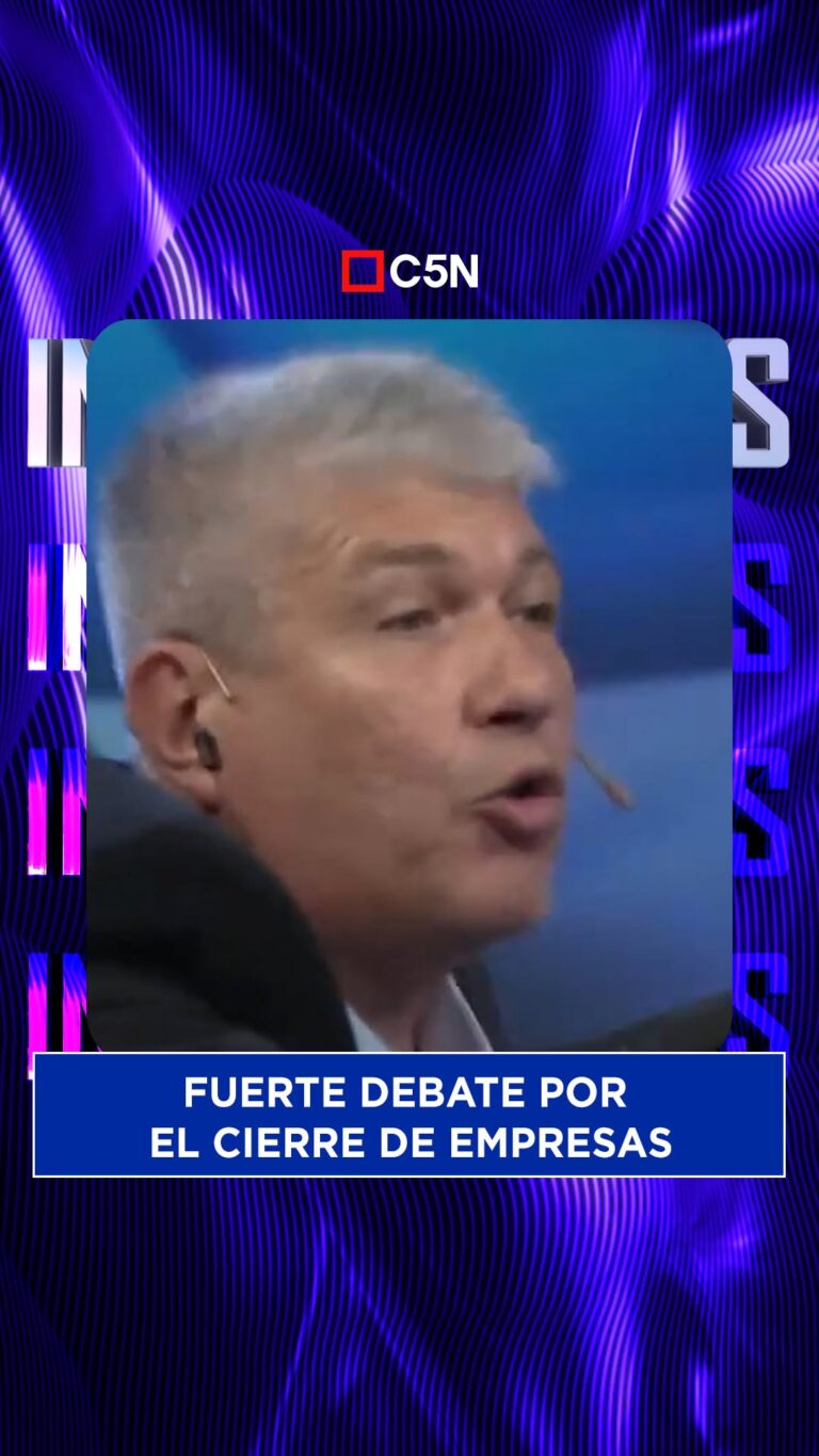 Panelistas discutiendo cierre de empresas y empleo en debate económico