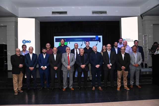 Presentación de la confederación de comercio y servicios con autoridades y empresarios en Rosario
