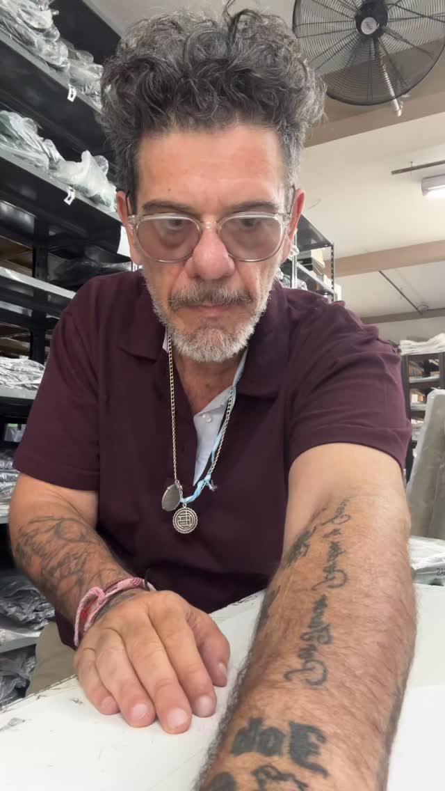 fachada de fábrica textil argentina cerrada con letrero de cierre