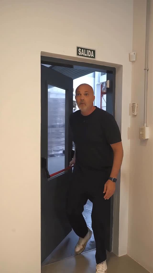 Escena del sketch de Miguel Jacobawsky sobre los desafíos de una pyme argentina