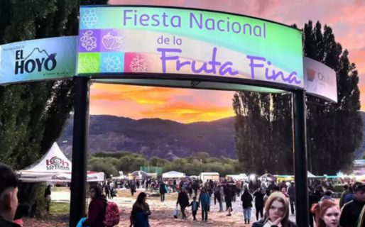 Incendio forestal activo en El Hoyo que causa la suspensión de la Fiesta de la Fruta Fina