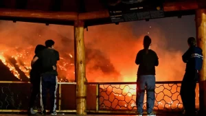 Incendios forestales: Evacuaron el Coihue y La Angostura en Epuyén y cortaron la Ruta Nacional 40