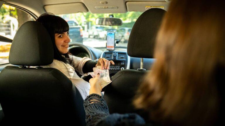 Ganan - Ganan menos de media canasta básica, pero el 65% quiere seguir: la realidad detrás de ser tu propio jefe en apps de trabajo en Argentina