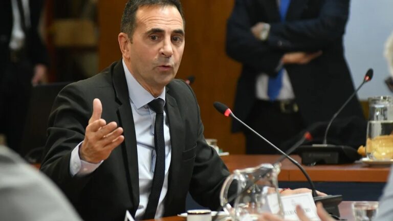 Gobierno - El Gobierno saca al secretario de trabajo para reactivar el consumo via salarios ¿Reconoce la crisis?