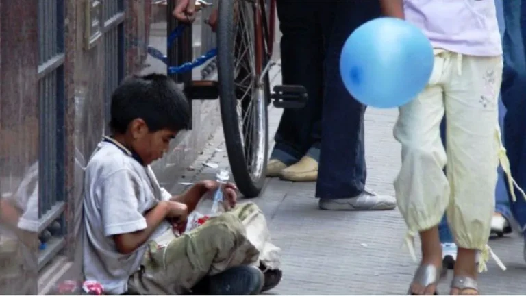 niños - El 60% de los niños en la Argentina es pobre y el 30% no come regularmente, alertó la UCA