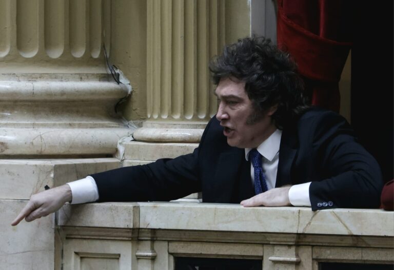 Milei - Milei les gritó "chorros" y "corruptos" a los periodistas