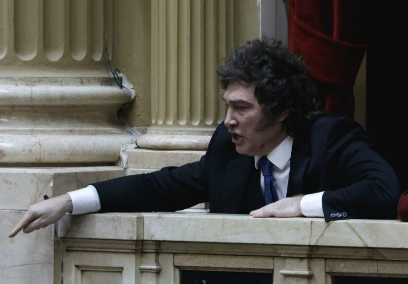 Milei - Milei les gritó "chorros" y "corruptos" a los periodistas