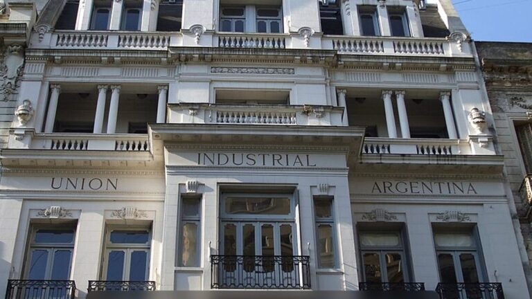 Reforma - Reforma laboral: la Justicia aceptó a la UIA en la causa