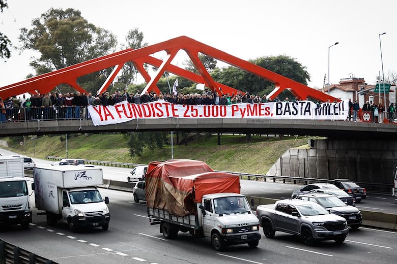 Ya fundiste 25.000 pymes Basta Milei cartel Avenida General Paz