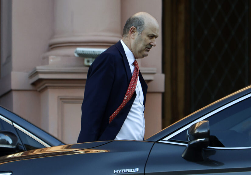 Caputo - Caputo le esconde el FAL a Sturzenegger ¿Que sigue, mojarle la pólvora?
