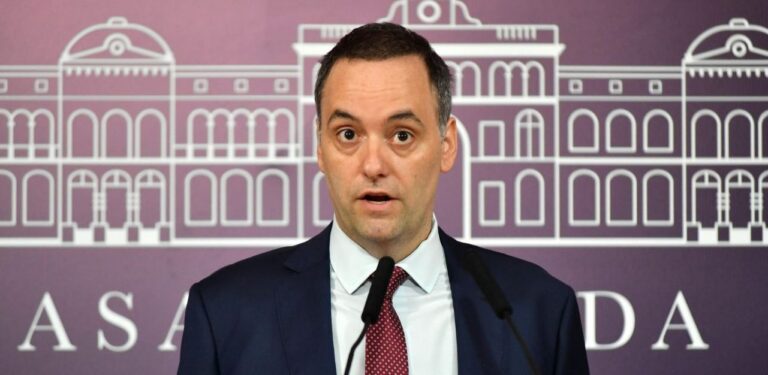 Por qué la gente cree que Milei no echa a Adorni aunque el 79% quiere que se vaya