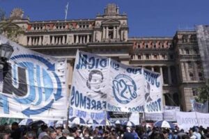 El Gobierno acelera una revisión masiva de convenios colectivos y crece la tensi