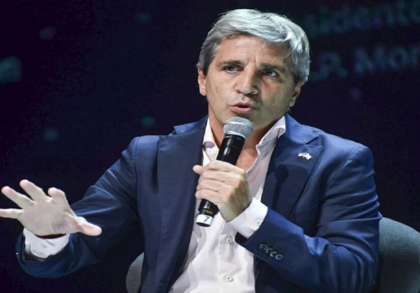 Caputo recibe a contadores y define si posterga Ganancias antes de enviar la ley de Inocencia Fiscal