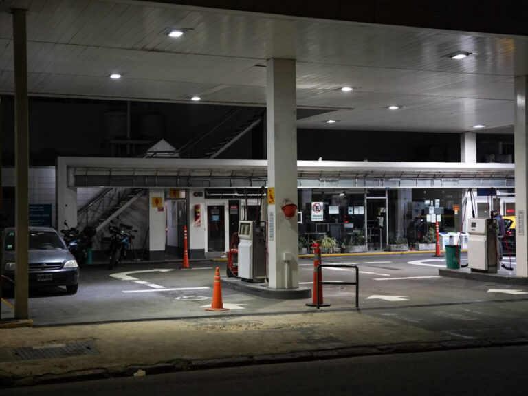 ¿Vaca Muerta no es suficiente? Pese a la producción récord, el gas no alcanza para la industria ni estaciones de GNC - Clarin.com