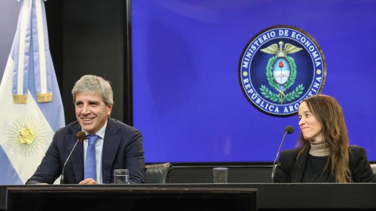 Gobierno Nacional, Luis Caputo — Dólares del colchón: Luis Caputo adelantó que si se paga el próximo vencimiento de Ganancias se asegura el tapón fiscal