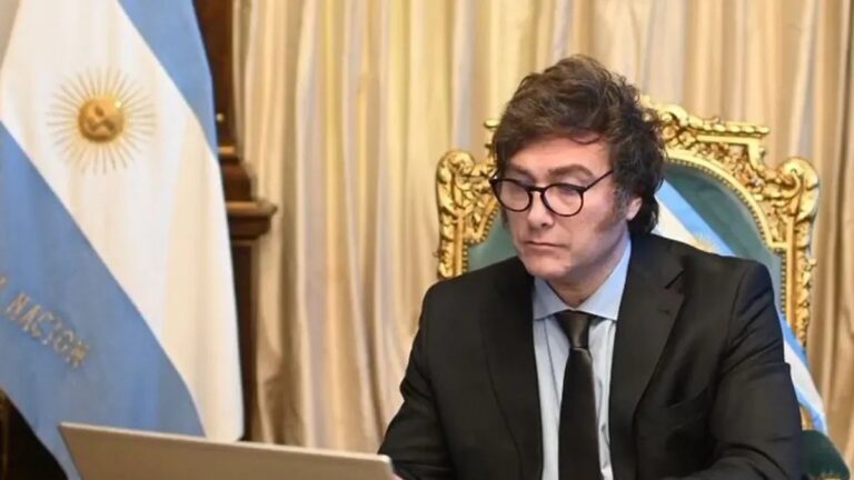 "Javier Milei muere con las botas puestas": se profundiza la crisis del empleo, pero el Gobierno insiste en que no cambiará