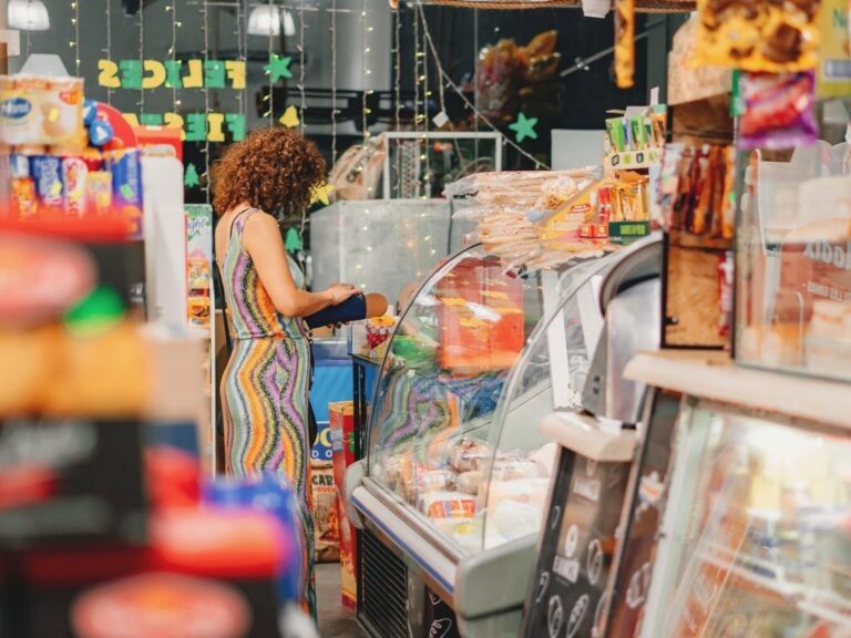 Evasión fiscal: a pedido de los supermercados, el Gobierno va contra autoservicios chinos y comercios de barrio - Clarin.com