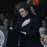 Gobierno de Duhalde, Javier Milei, José Ignacio De Mendiguren, Gobierno de Fernández — Milei ahora agredió a De Mendiguren en La Rural: "Ladrón, vos arruinaste el país"
