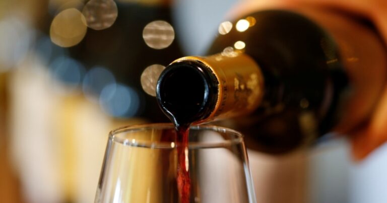 Se toma menos y resignando calidad: el consumo per cápita de vino sigue cayendo y está en el mínimo histórico