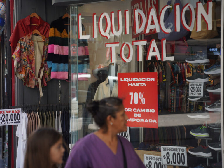 El semáforo de la economía en el primer semestre: rojo para el empleo, amarillo para la inflación y verde para el Banco Central
