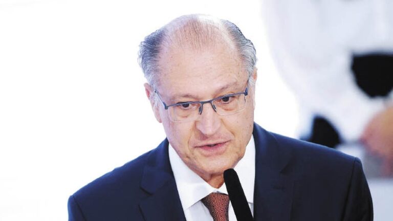 El vicepresidente de Brasil afirmó que Javier Milei "perjudica a la Argentina"