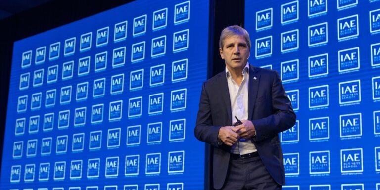 Programa financiero 2026-2027: cuál es la principal duda de los analistas sobre el plan de Caputo para pagar la deuda - Infobae