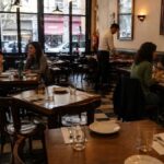 Bares y restaurantes pierden hasta 40% de clientes en dos años: "No vemos una luz al final del túnel", advierten desde el sector