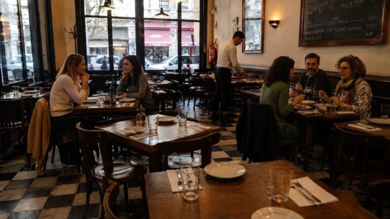 Bares y restaurantes pierden hasta 40% de clientes en dos años: "No vemos una luz al final del túnel", advierten desde el sector